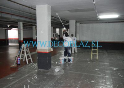 Pintando los techos del garaje de la comunidad