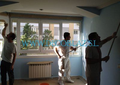 Dar una mano de pintura en casa