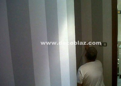 Pintor acabando el pasillo de una casa